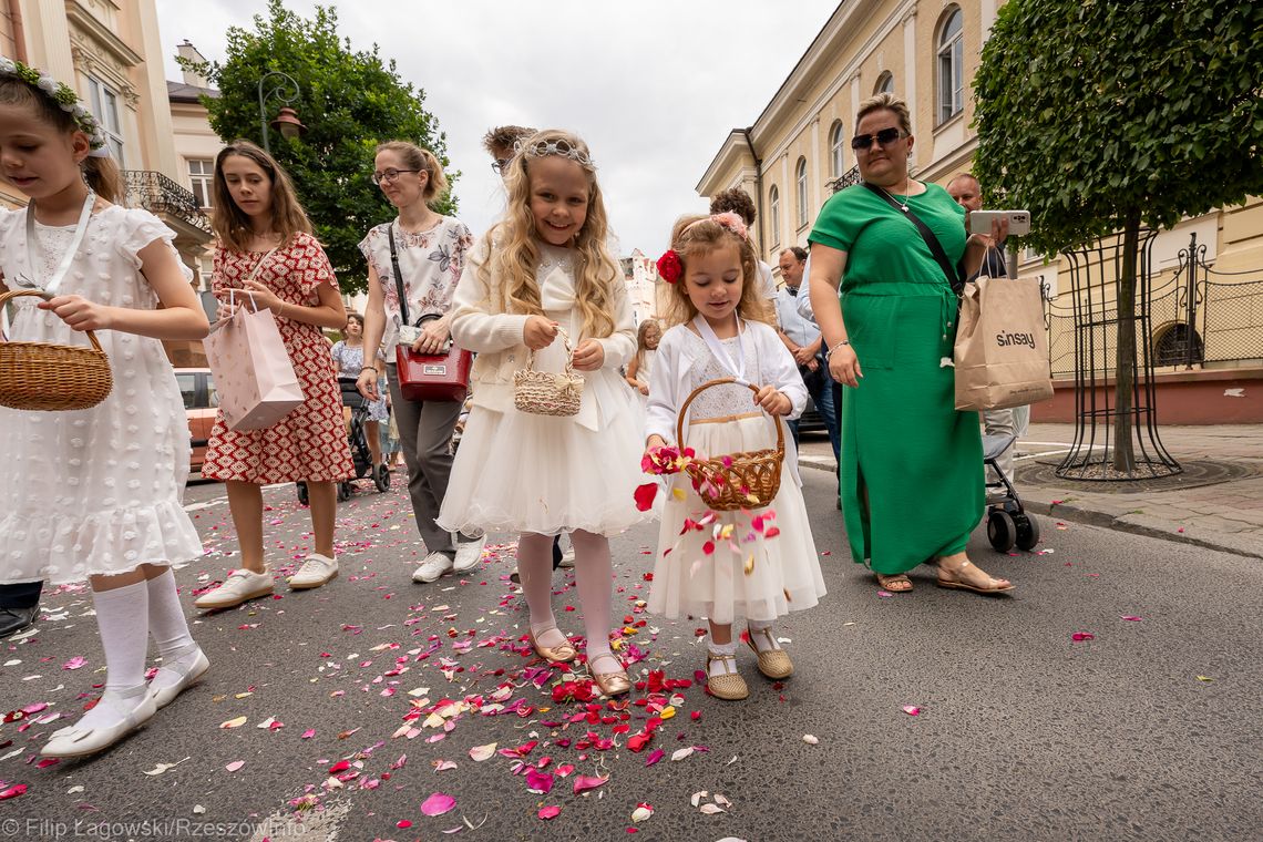 Rzeszów świętuje Boże Ciało. Ulicami miasta przeszłą procesja z tłumem wiernych [ZDJĘCIA]