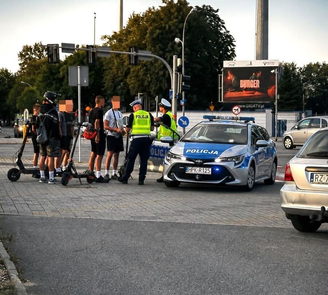 Rzeszów. Udaremniony nielegalny przejazd hulajnóg elektrycznych. Policja sypnęła mandatami [WIDEO]