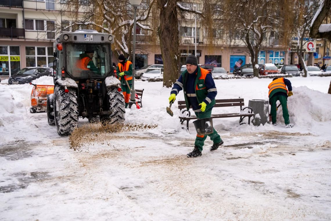 Rzeszów wciąż walczy ze śniegiem! Ratusz ostrzega przed gołoledzią
