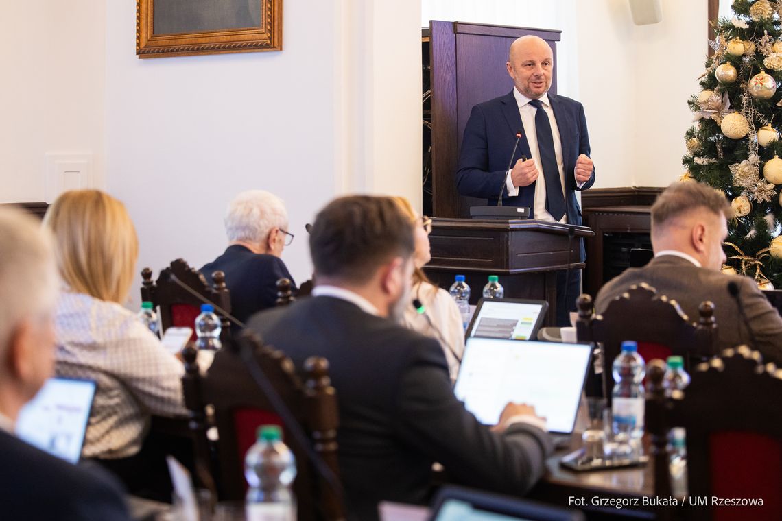 Rzeszów z budżetem na 2026 rok. Pomogli m.in. radni Razem dla Rzeszowa; Andrzej Szlachta (PiS) "bohaterem" Rzeszów z budżetem na 2026 rok. Pomogli m.in. radni Razem dla Rzeszowa; Andrzej Szlachta (PiS) "bohaterem"