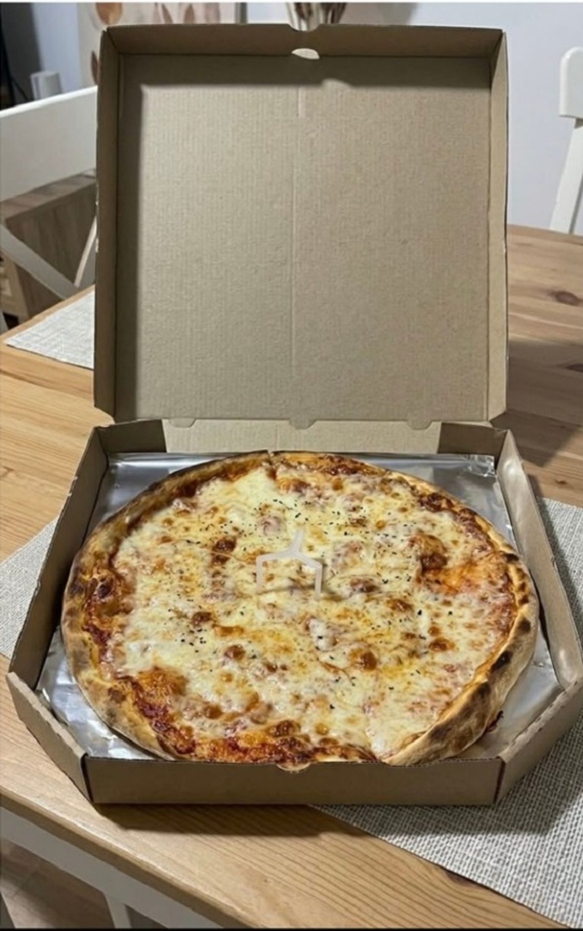 Rzeszowska pizzeria odpowiada na reklamację memem. Oszustwo "na salami" z ChatGPT