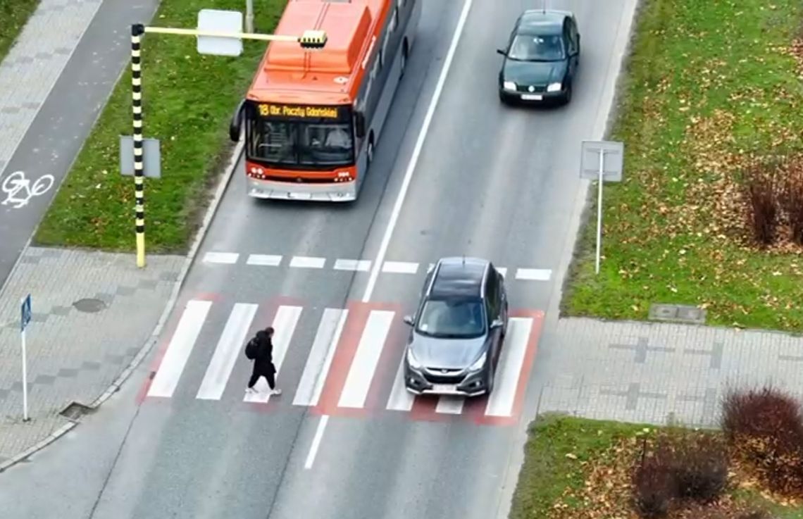 Rzeszowska policja z dronem w akcji. 1500 zł mandatu za niebezpieczne omijanie autobusu na przejściu dla pieszych