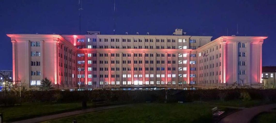 Rzeszowski PUW podświetlony na czerwono w Międzynarodowy Dzień Przeciwdziałania Przemocy Wobec Dzieci