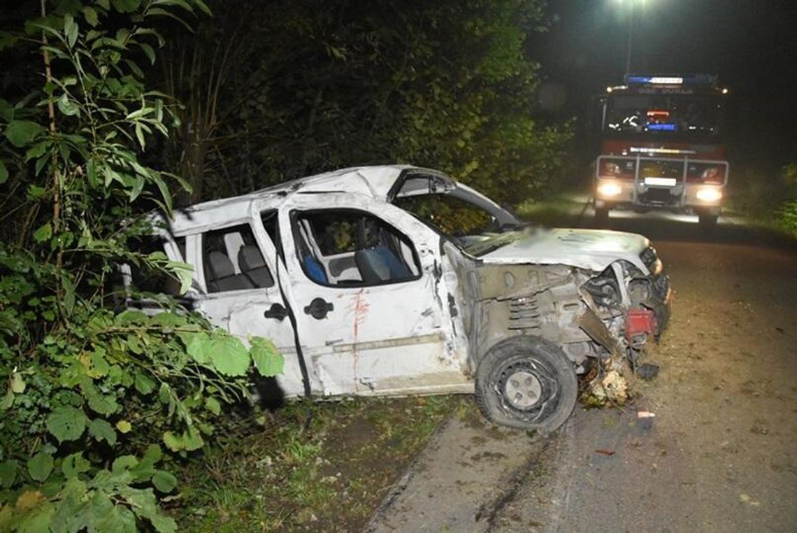 Samochód dachował, jedna osoba w szpitalu, kierowca zatrzymany Samochód dachował, jedna osoba w szpitalu, kierowca zatrzymany
