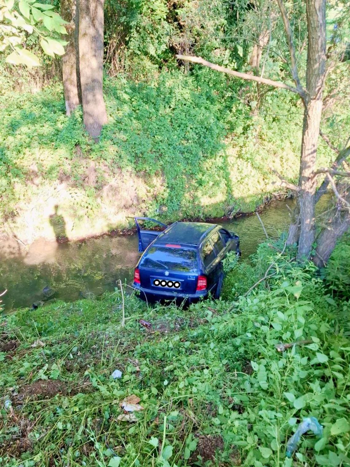 Samochód wjechał do rzeki w Małówce. Na miejscu LPR i służby ratunkowe