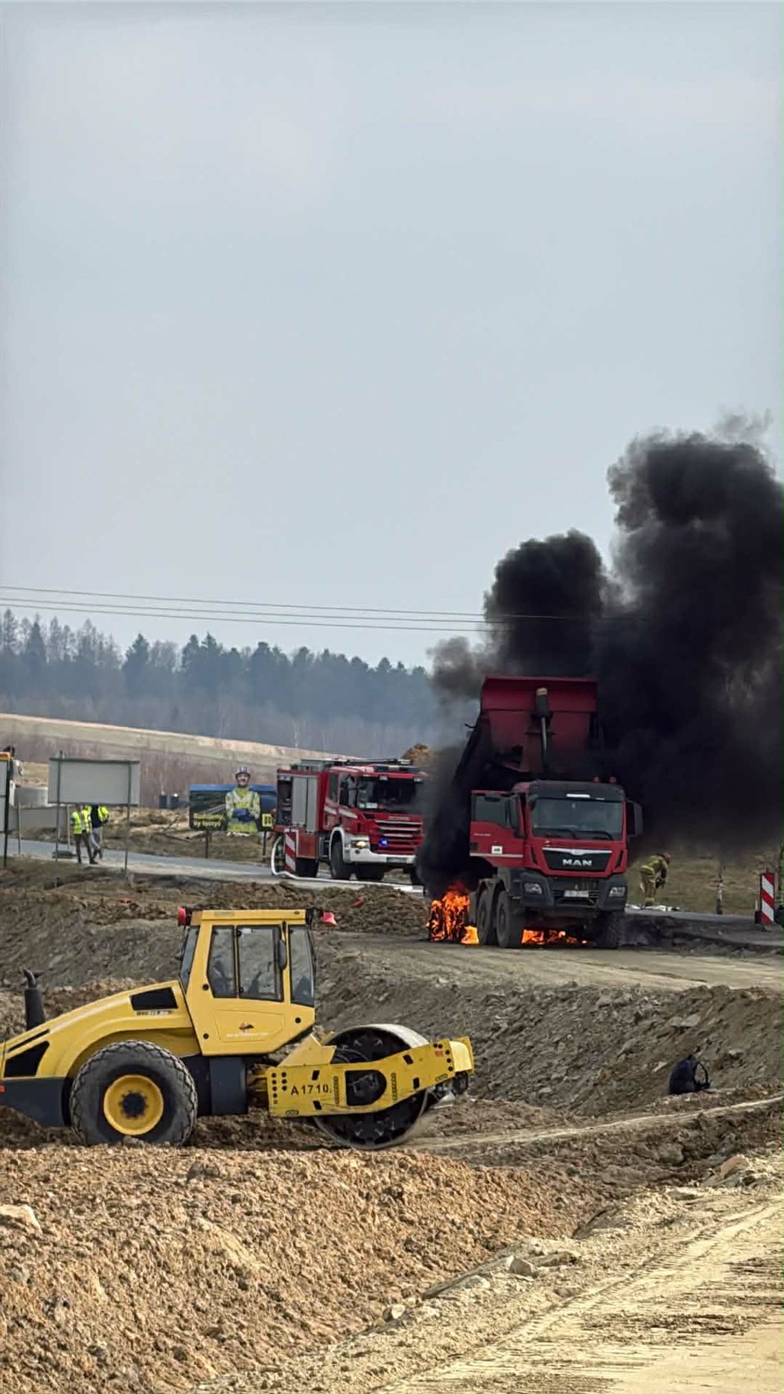 Sekundy grozy! Ciężarówka zahaczyła o linię energetyczną i stanęła w ogniu