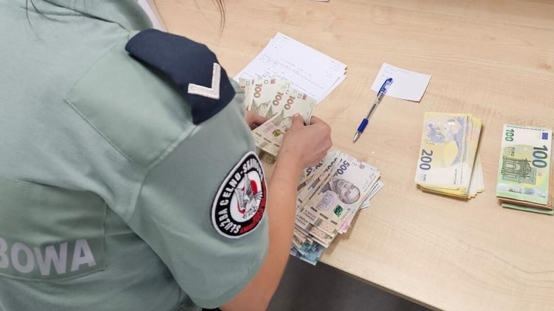 Służba Celno-Skarbowa zatrzymała nielegalny przewóz gotówki na granicy