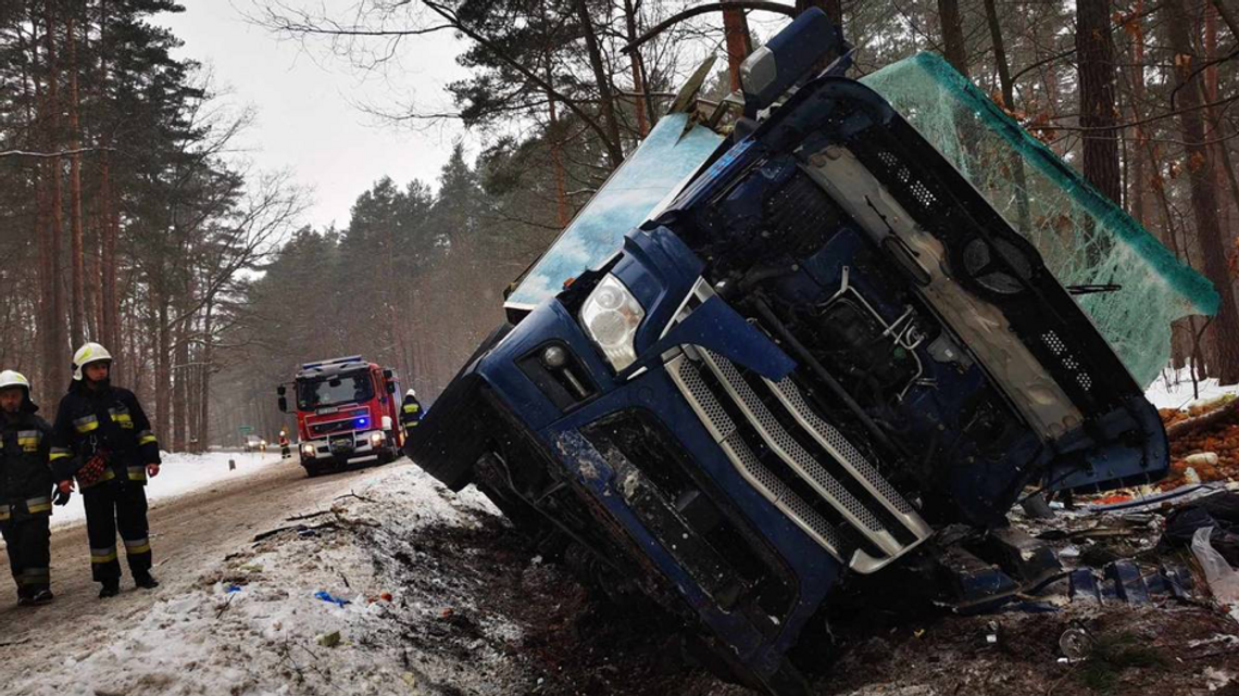 Śmiertelny wypadek w Dobrej. Kierowca pojazdu ciężarowego stracił życie.