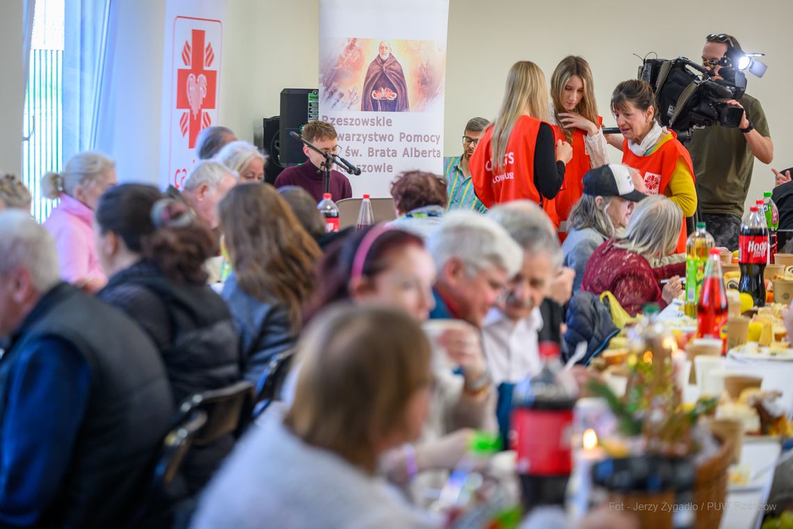 Śniadanie wielkanocne dla potrzebujących – gest solidarności i nadziei [ZDJĘCIA]