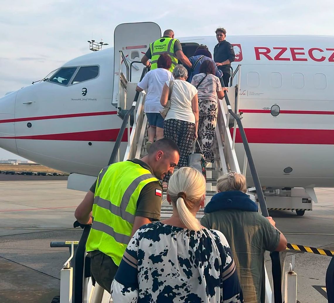 Specjalny samolot z rannymi pielgrzymami z Węgier wylądował w Rzeszowie-Jasionce Specjalny samolot z rannymi pielgrzymami z Węgier wylądował w Rzeszowie-Jasionce