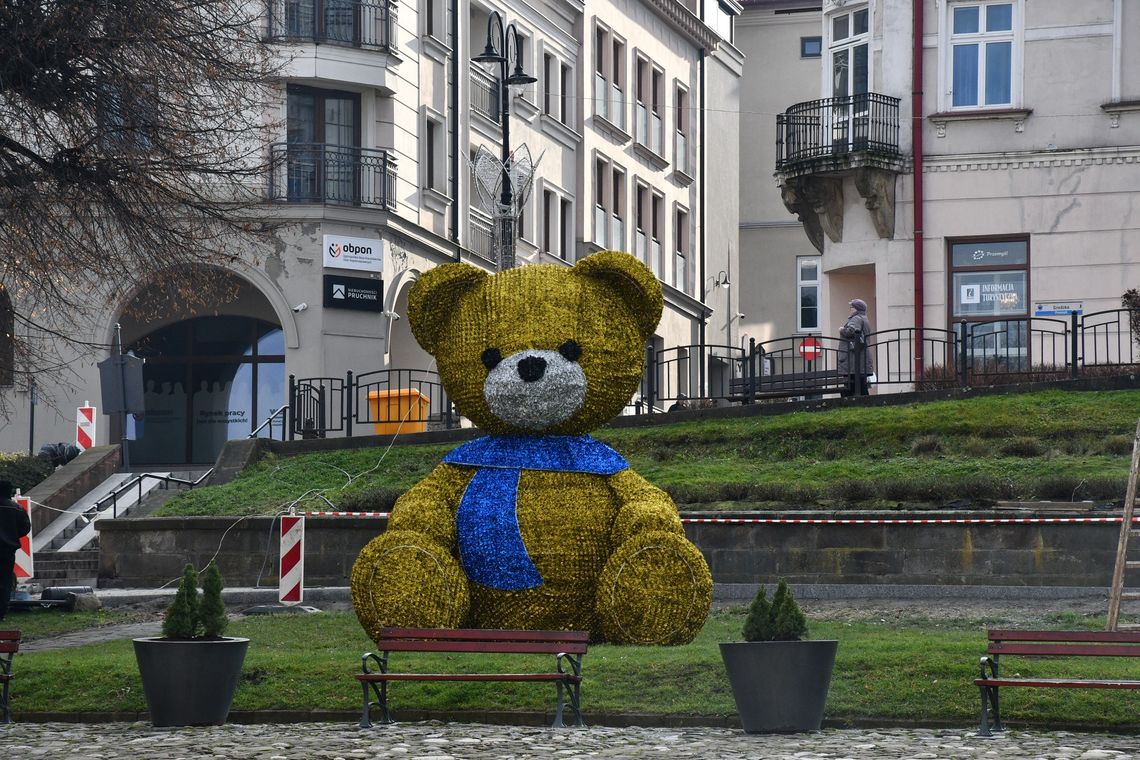 Spór o świątecznego misia z szalikiem. „Dlaczego w barwach ukraińskiej flagi”? Spór o świątecznego misia z szalikiem. „Dlaczego w barwach ukraińskiej flagi”?