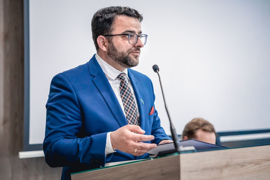 Starosta rzeszowski chwali się drogami. Petenci starostwa natomiast muszą chodzić od urzędu do urzędu...