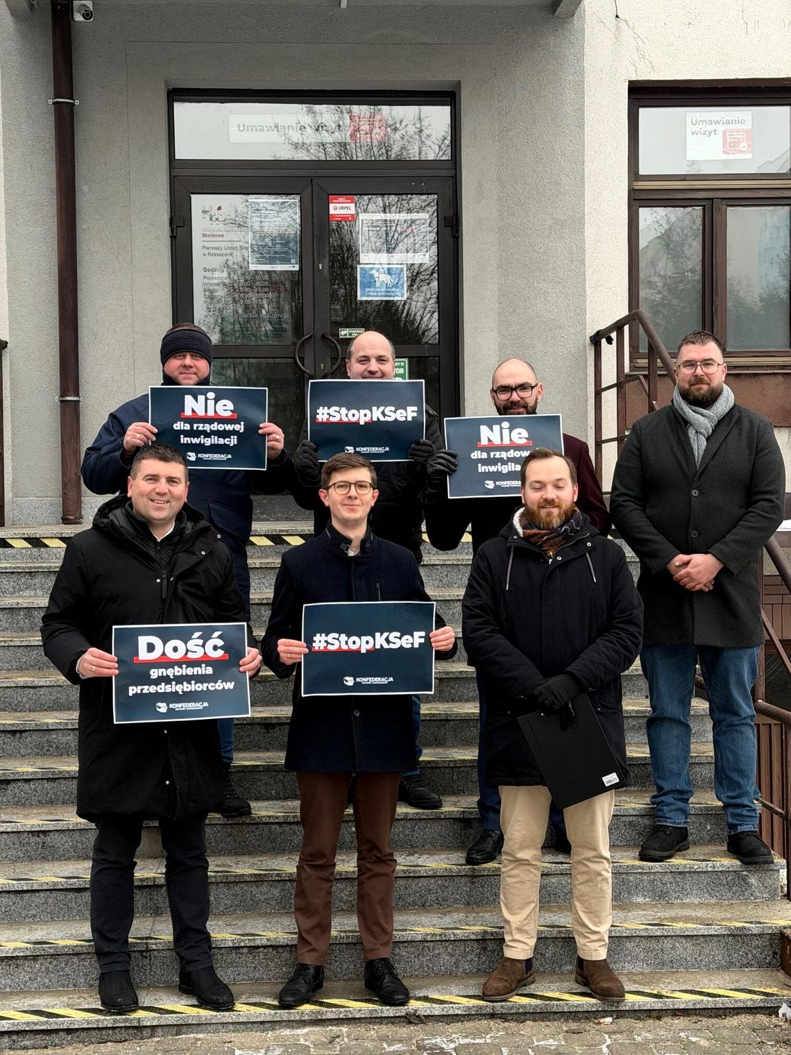 „Stop inwigilacji przedsiębiorców!” – Konfederacja protestuje w Rzeszowie przeciwko KSeF „Stop inwigilacji przedsiębiorców!” – Konfederacja protestuje w Rzeszowie przeciwko KSeF