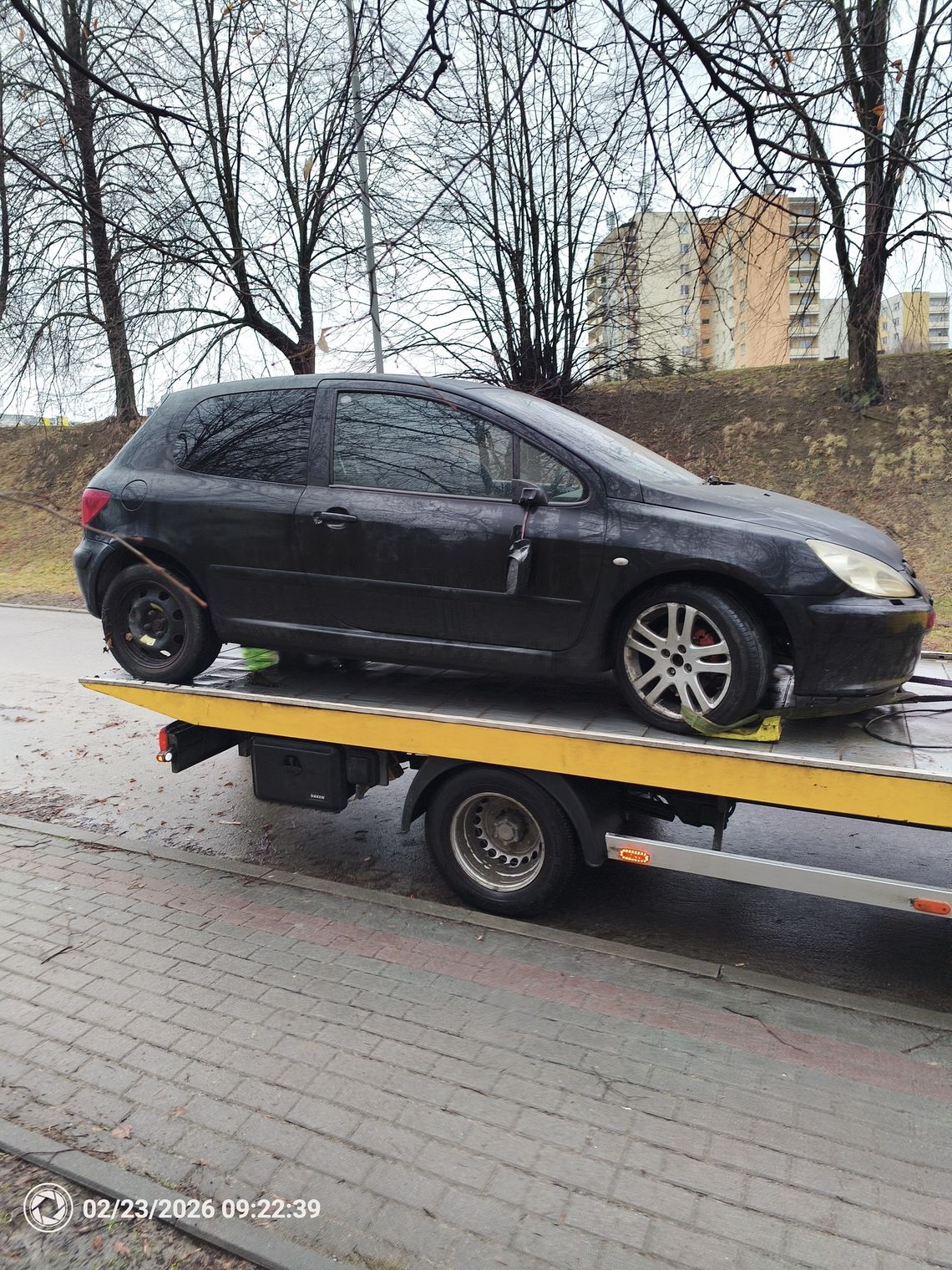 Straż Miejska usuwa wraki z ulic Rzeszowa. Kolejne porzucone auta zniknęły z kilku osiedli