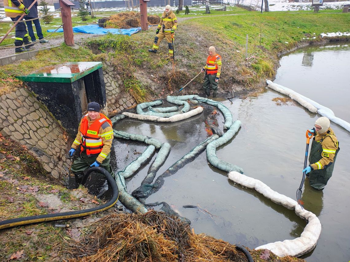 Strażacy z Rzeszowa neutralizują wyciek substancji ropopochodnych [FOTO]