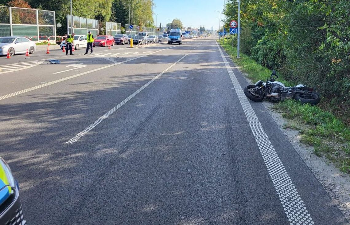 Suzuki zderzyło się z motocyklem. 45-latek trafił do szpitala