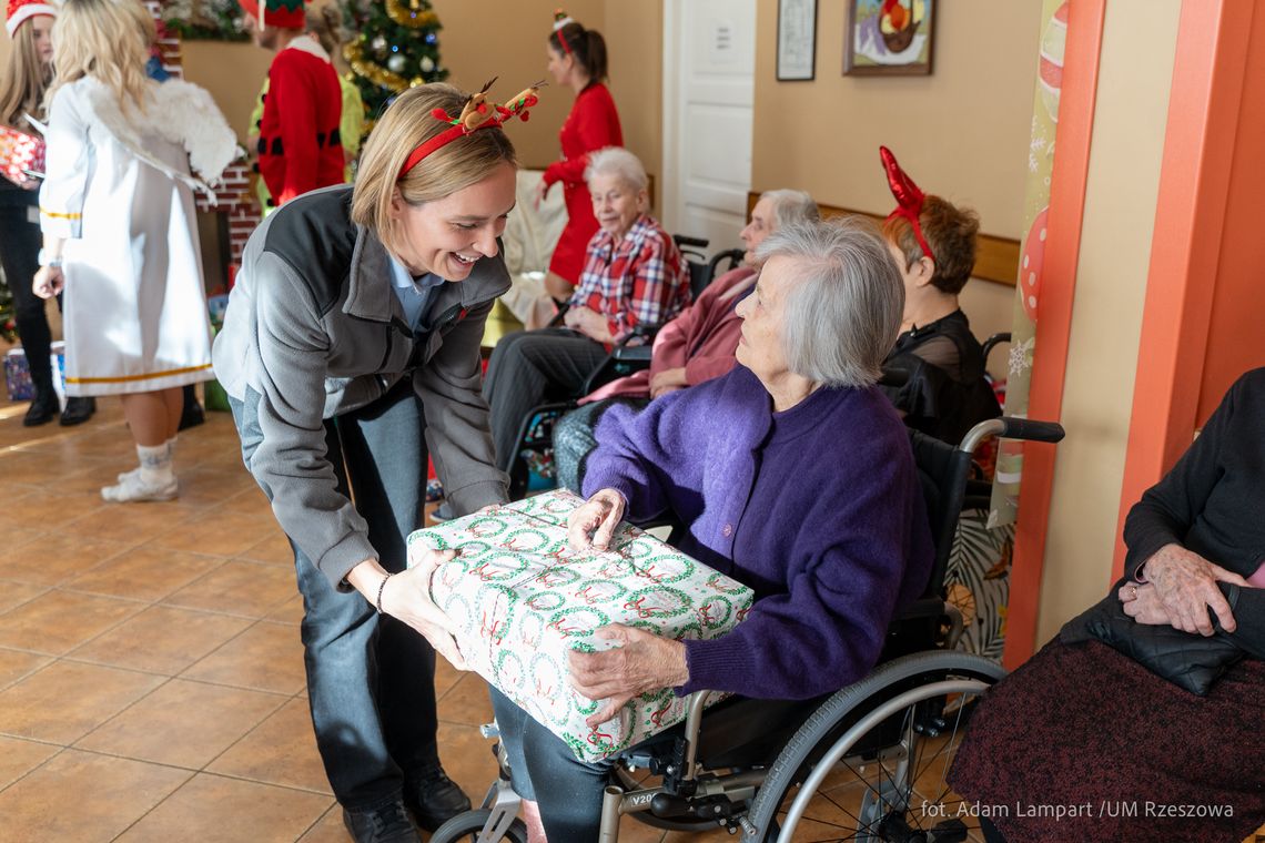 Świąteczne spotkanie w DPS przy ul. Sucharskiego [ZDJĘCIA]