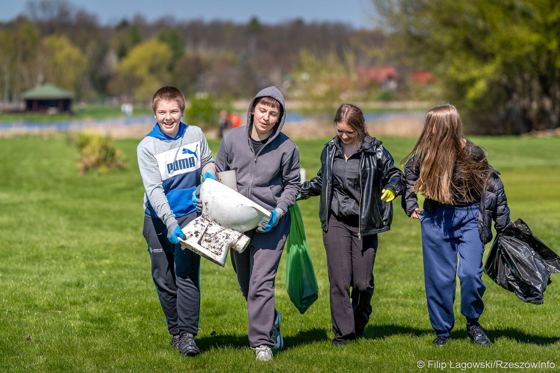 Świlcza daje przykład! Wielki start 33. Akcji Sprzątanie świata w Trzcianie [ZDJĘCIA]