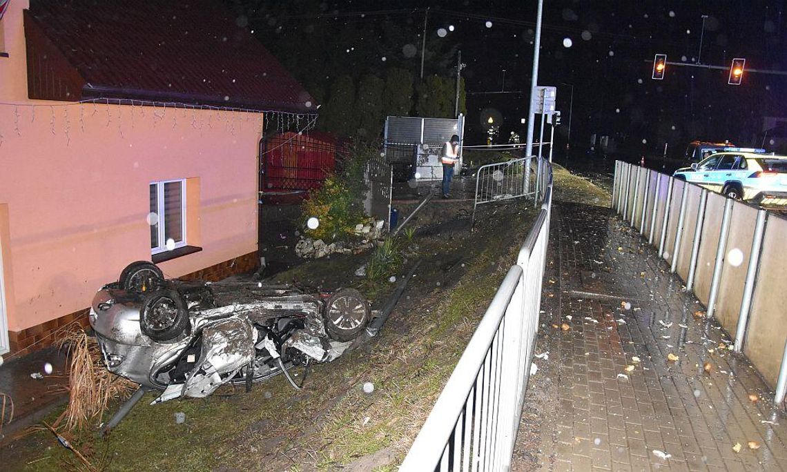 Szaleńczy rajd pod Jarosławem! 20-latek pędził 200 km/h, dachował i uszkodził dom [WIDEO]