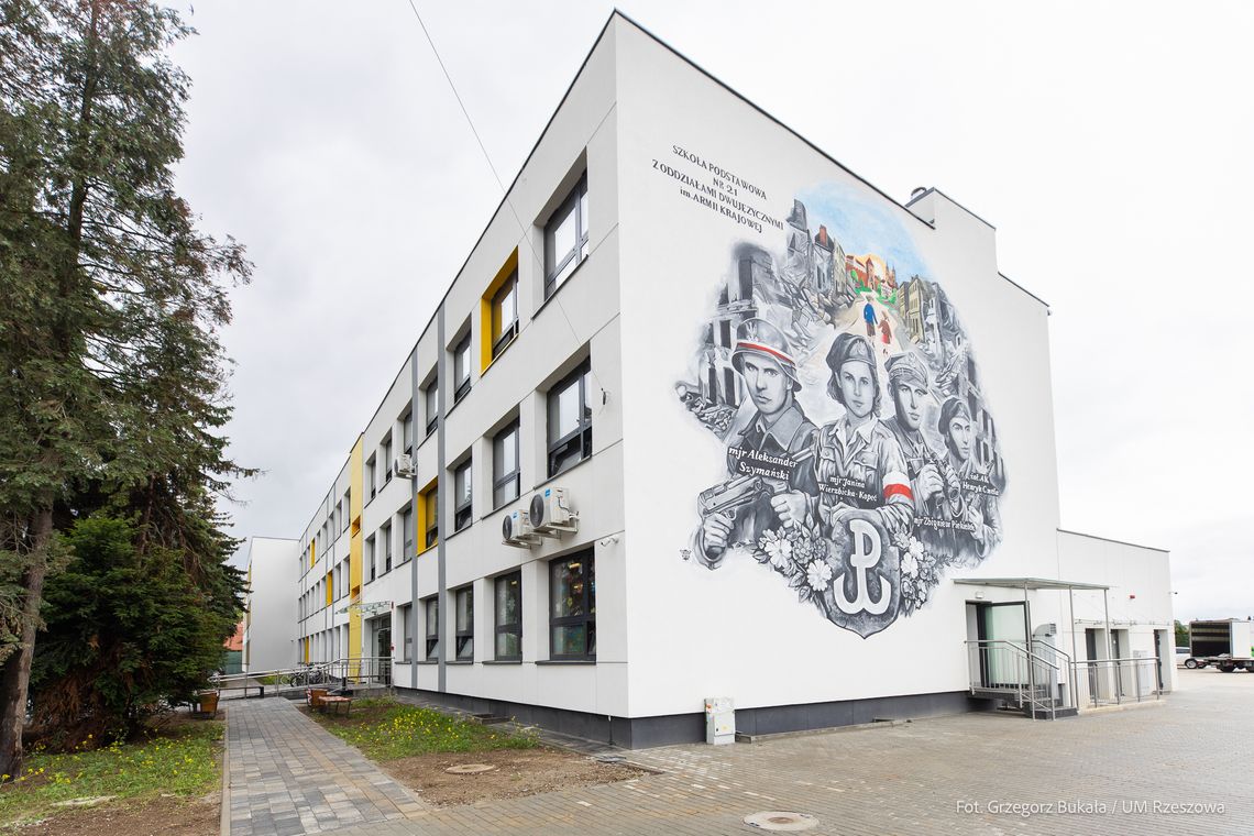Szkoła Podstawowa nr 21 w Rzeszowie przy Miodowej zyskała nowoczesne skrzydło za 20 mln zł Szkoła Podstawowa nr 21 w Rzeszowie przy Miodowej zyskała nowoczesne skrzydło za 20 mln zł