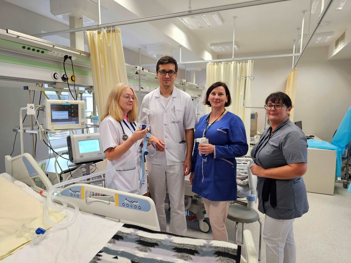 Lekarze i pielęgniarki z Górna przygotowują respirator do pracy