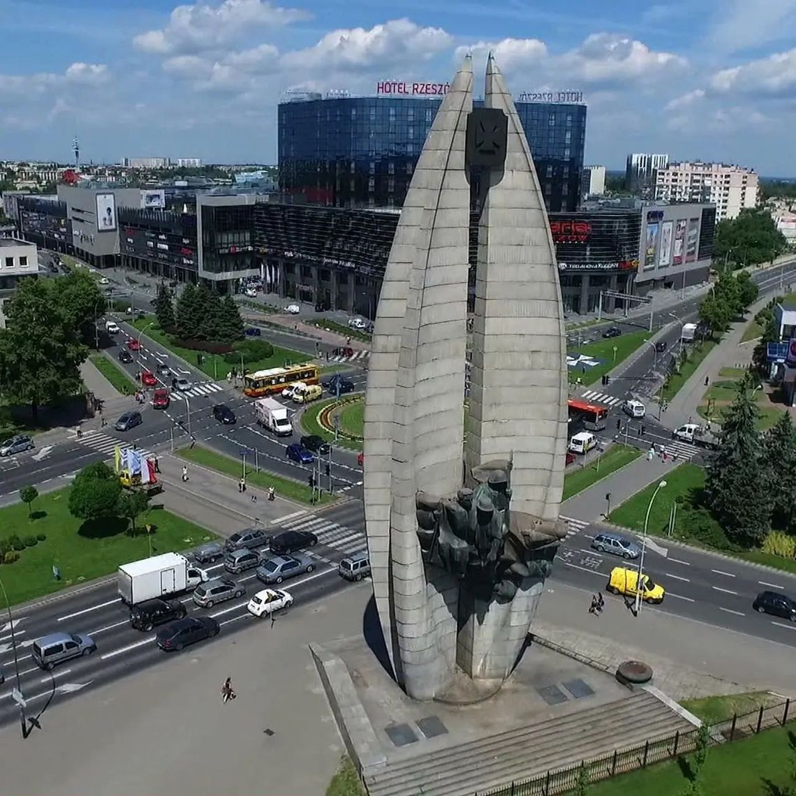 Tajemnicza  akcja pod pomnikiem w Rzeszowie. Kto posprzątał lata zaniedbań?