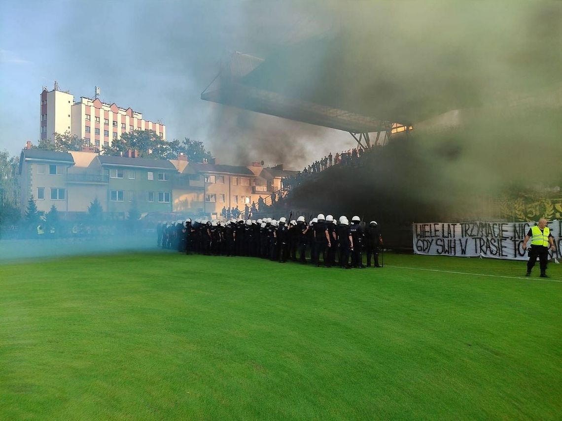 Tarnobrzeg: Grupa pseudokibiców zdewastowała krzesełka w sektorze oraz toalety