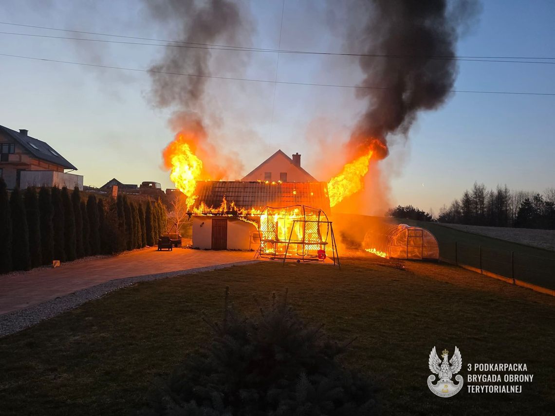 Terytorialsi ruszyli na pomoc. Uratowali rodzinę z płonącego domu Terytorialsi ruszyli na pomoc. Uratowali rodzinę z płonącego domu