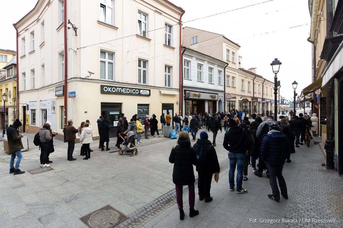 Tłusty czwartek 2025. Tłumy rzeszowian ruszyło po pączki!