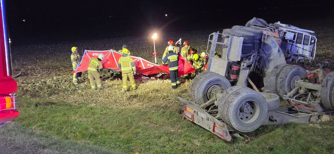 Tragiczna noc na DK28 na Podkarpaciu. Ciężarówka wpadła do rowu, nie żyje kierowca [ZDJĘCIA]