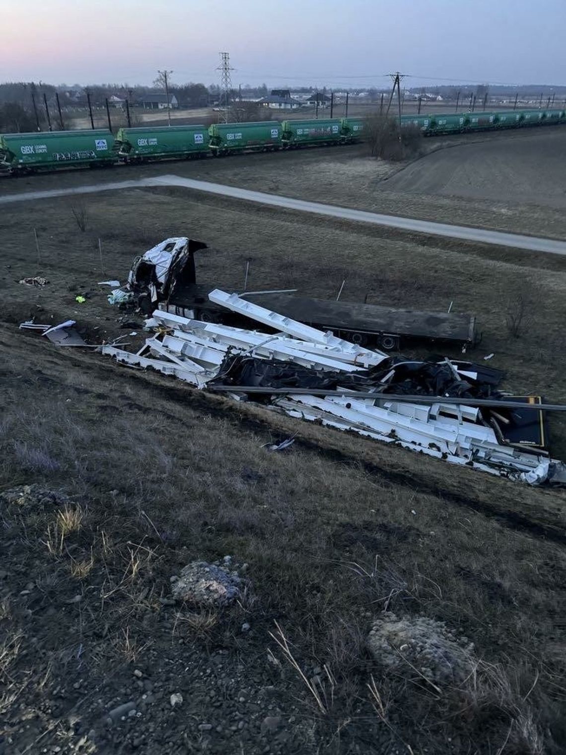 Tragiczny wypadek na A4! Tir przebił bariery i zsunął się z nasypu ... jedna osoba nie żyje