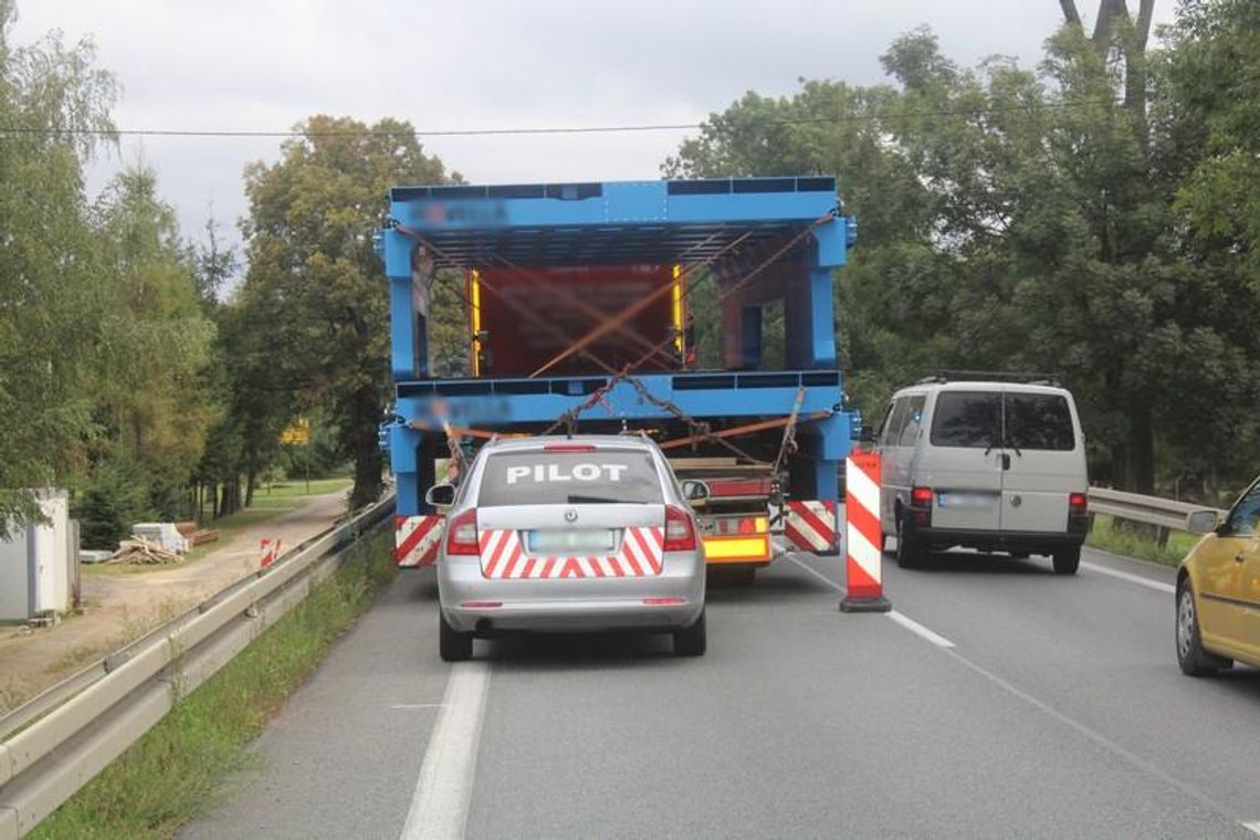 Transportując duży ładunek zablokował remontowany odcinek drogi