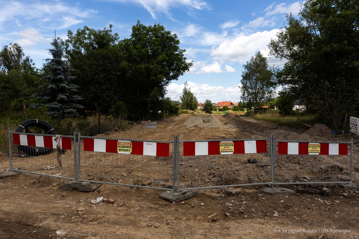Trwa budowa nowej drogi między ul. Ropczycką a ul. Tarnowską Trwa budowa nowej drogi między ul. Ropczycką a ul. Tarnowską