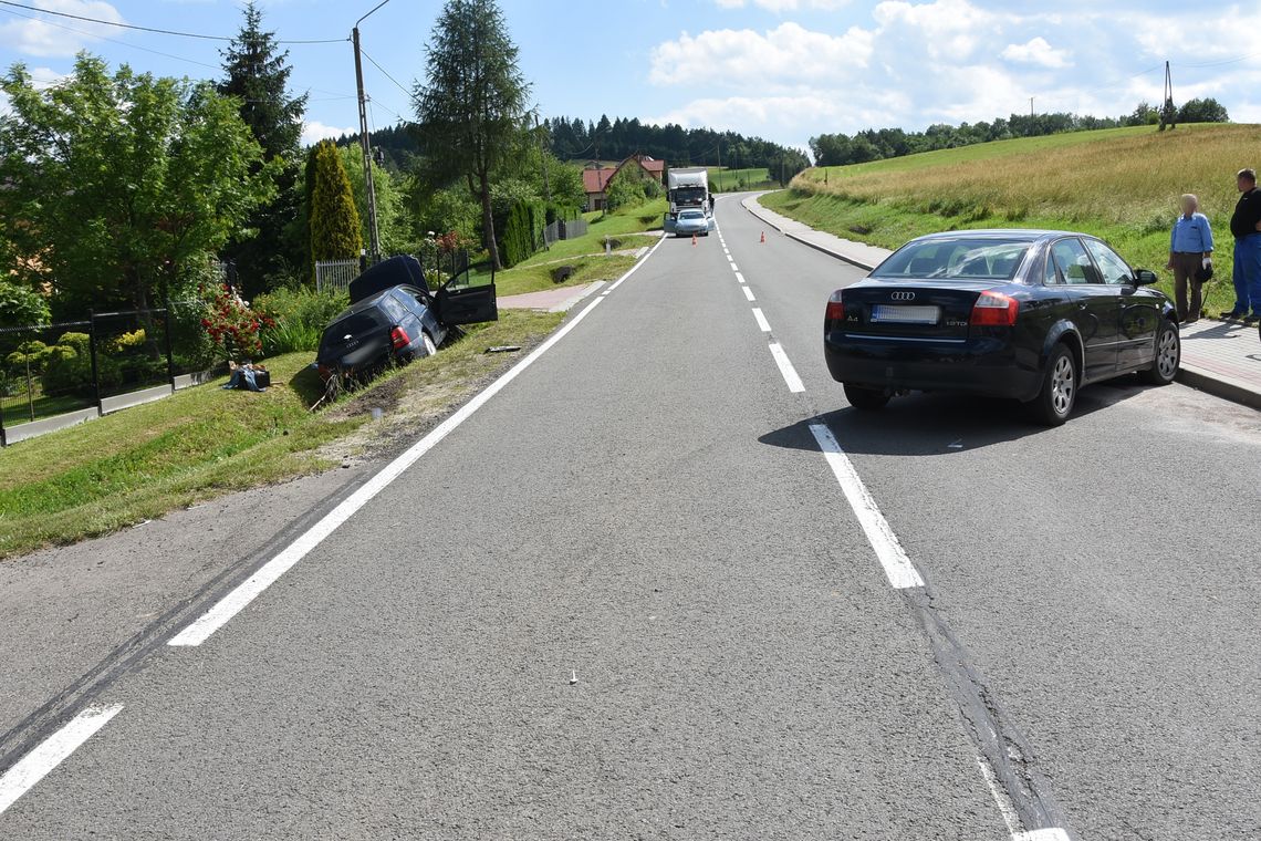 Trzy osoby ranne w wyniku zdarzenia dwóch samochodów osobowych