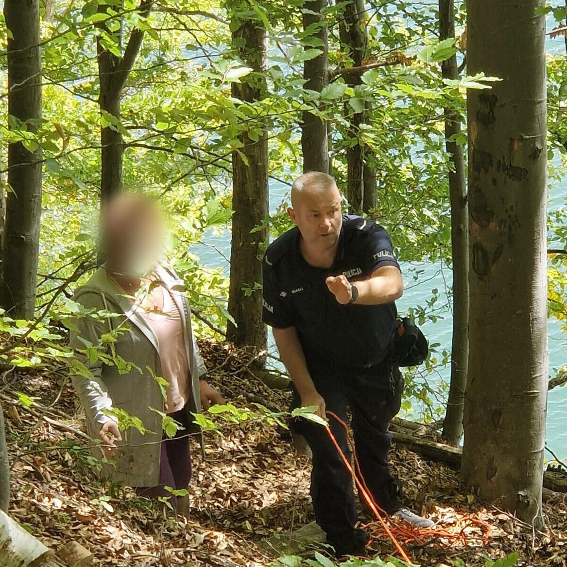 Turystka zawisła nad urwiskiem Jeziora Solińskiego. Policjanci ruszyli jej na ratunek Turystka zawisła nad urwiskiem Jeziora Solińskiego. Policjanci ruszyli jej na ratunek