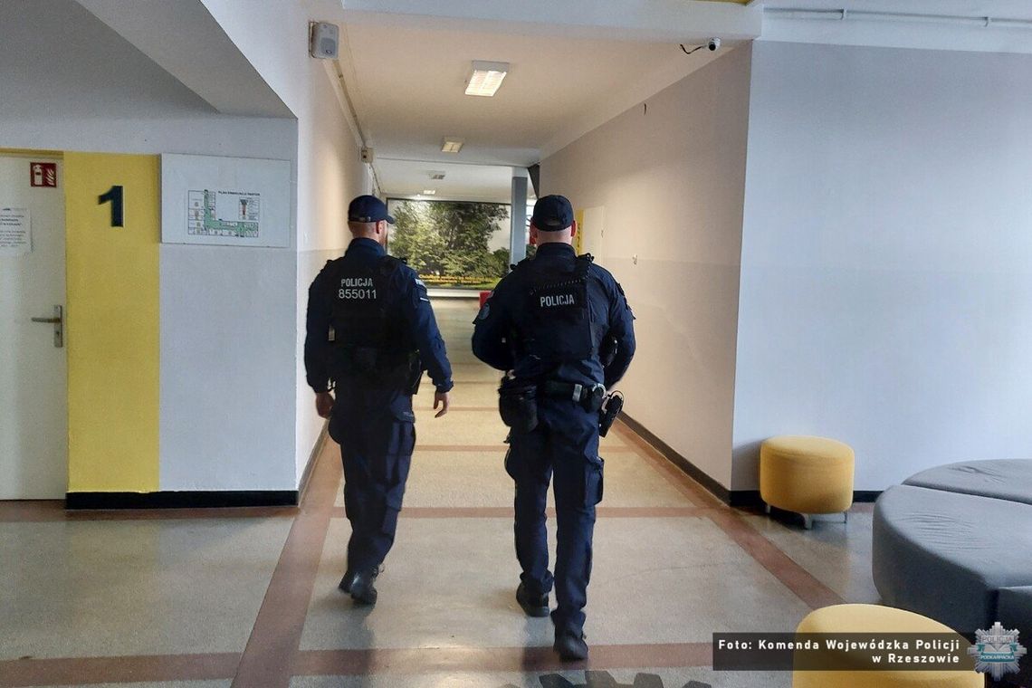 Uczeń wspomniał o niebezpiecznym narzędziu w plecaku. Policja interweniowała w szkole pod Rzeszowem Uczeń wspomniał o niebezpiecznym narzędziu w plecaku. Policja interweniowała w szkole pod Rzeszowem