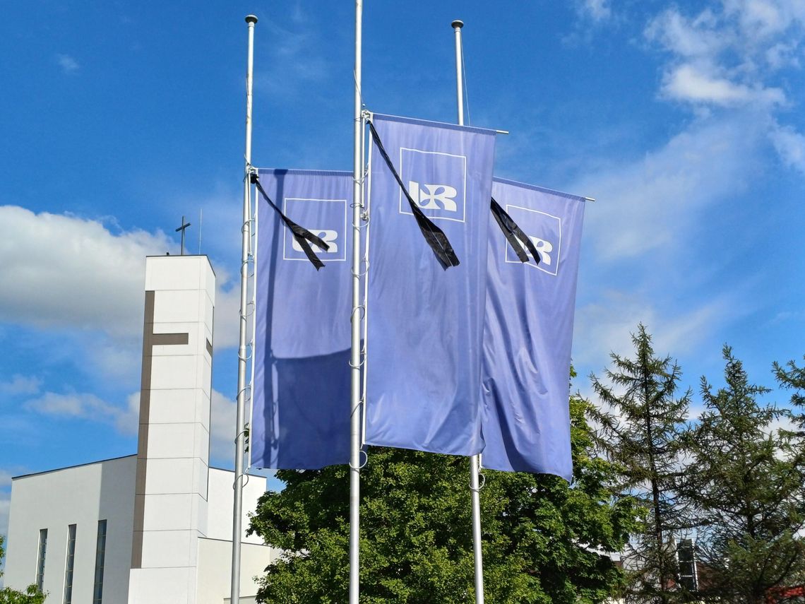 Uniwersytet Rzeszowski przeżywa podwójną żałobę. Po śmierci pracowniczki UW oraz profesorki UR opuścili flagi