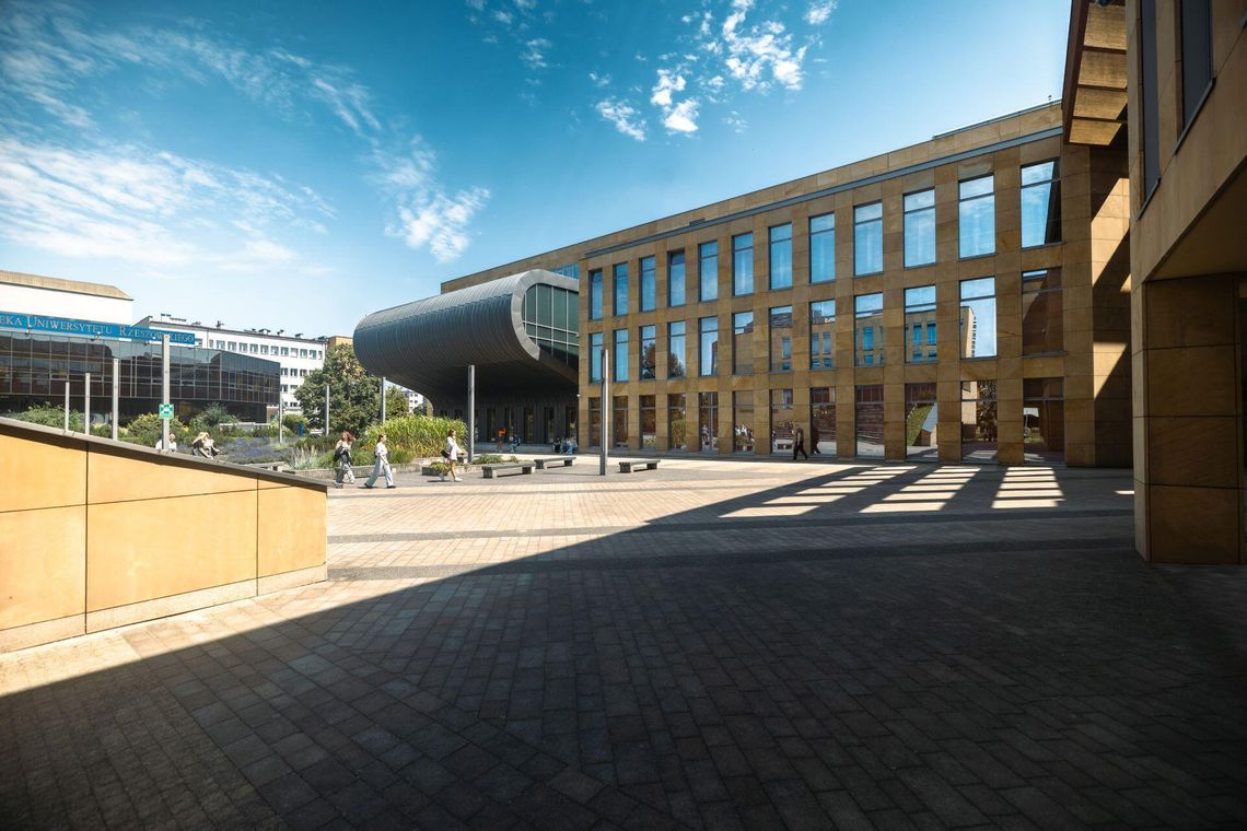 Uniwersytet Rzeszowski rozpoczyna nowy rok akademicki. Rekordowa rekrutacja i blisko 19 tysięcy studentów Uniwersytet Rzeszowski rozpoczyna nowy rok akademicki. Rekordowa rekrutacja i blisko 19 tysięcy studentów