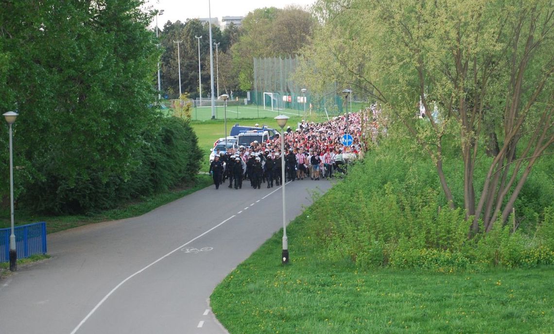 Utrudnienia w Rzeszowie. Mecz Stal Rzeszów – Śląsk Wrocław i przemarsz kibiców