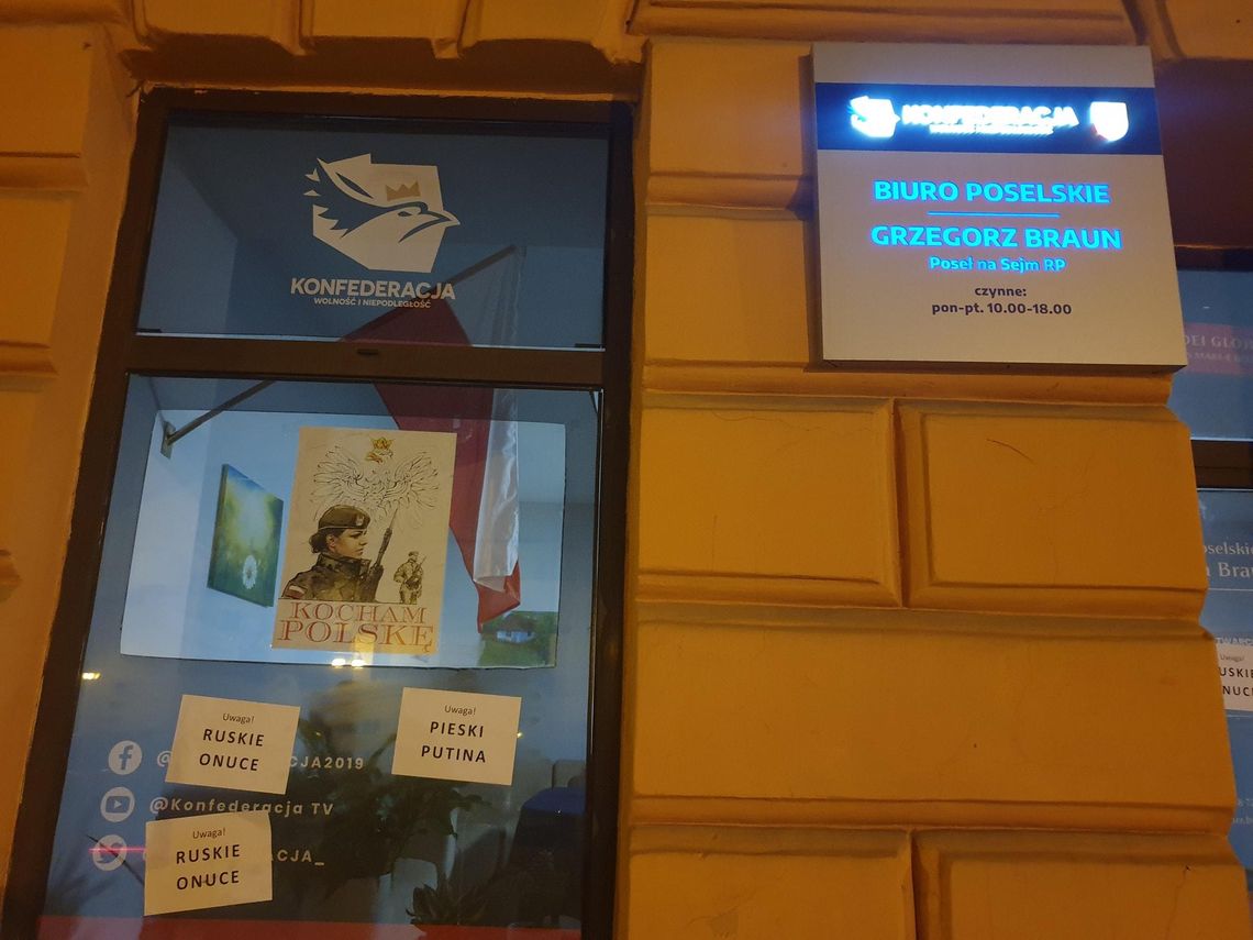 "Uwaga! PIESKI PUTINA" - hasła zawieszone ostatniej nocy na witrynie rzeszowskiego Biura Poselskiego Grzegorza Brauna.