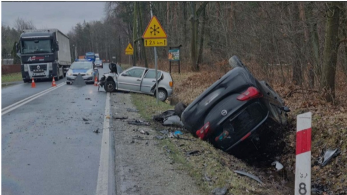 Volkswagen zderzył się z Oplem. Nie żyje 85-letni mężczyzna