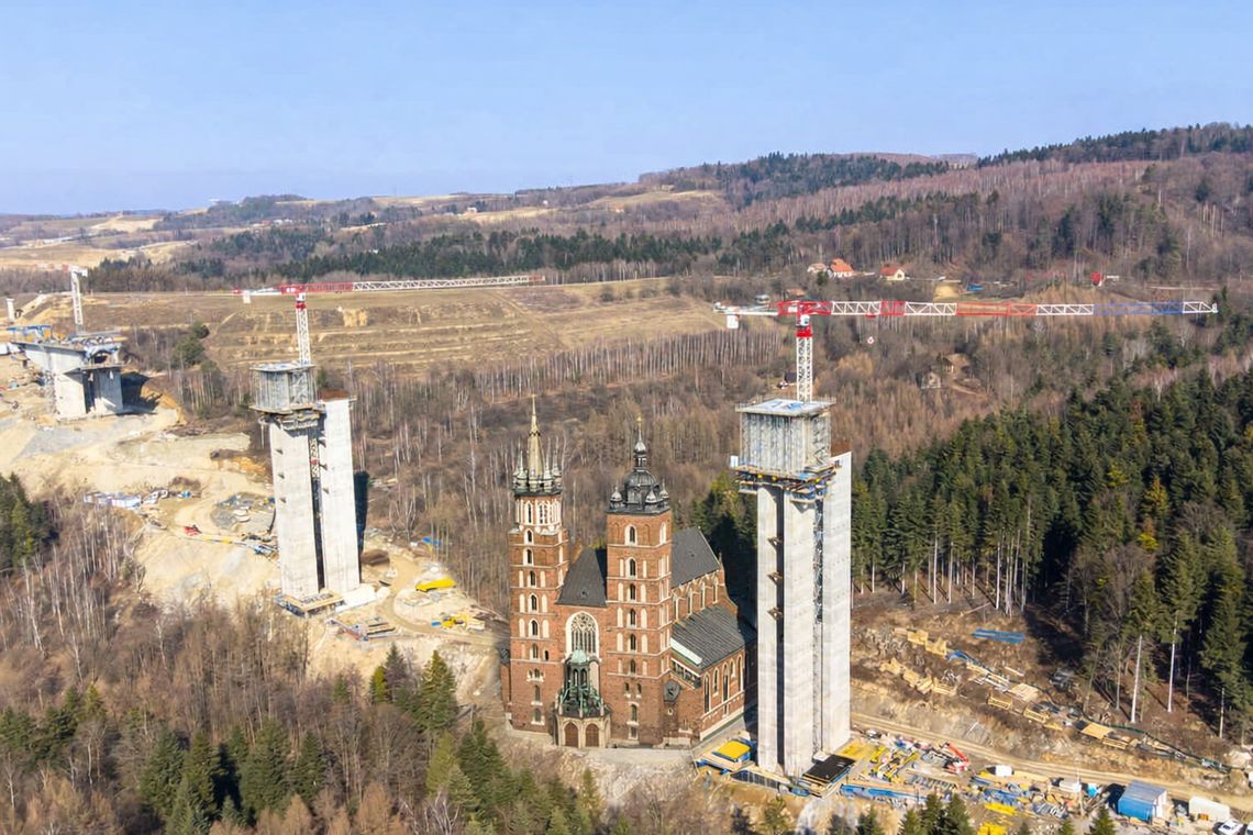 Wieża Mariacka, Rakieta Falcon 9 i estakada na Podkarpaciu, która je przebija [ZDJĘCIA]