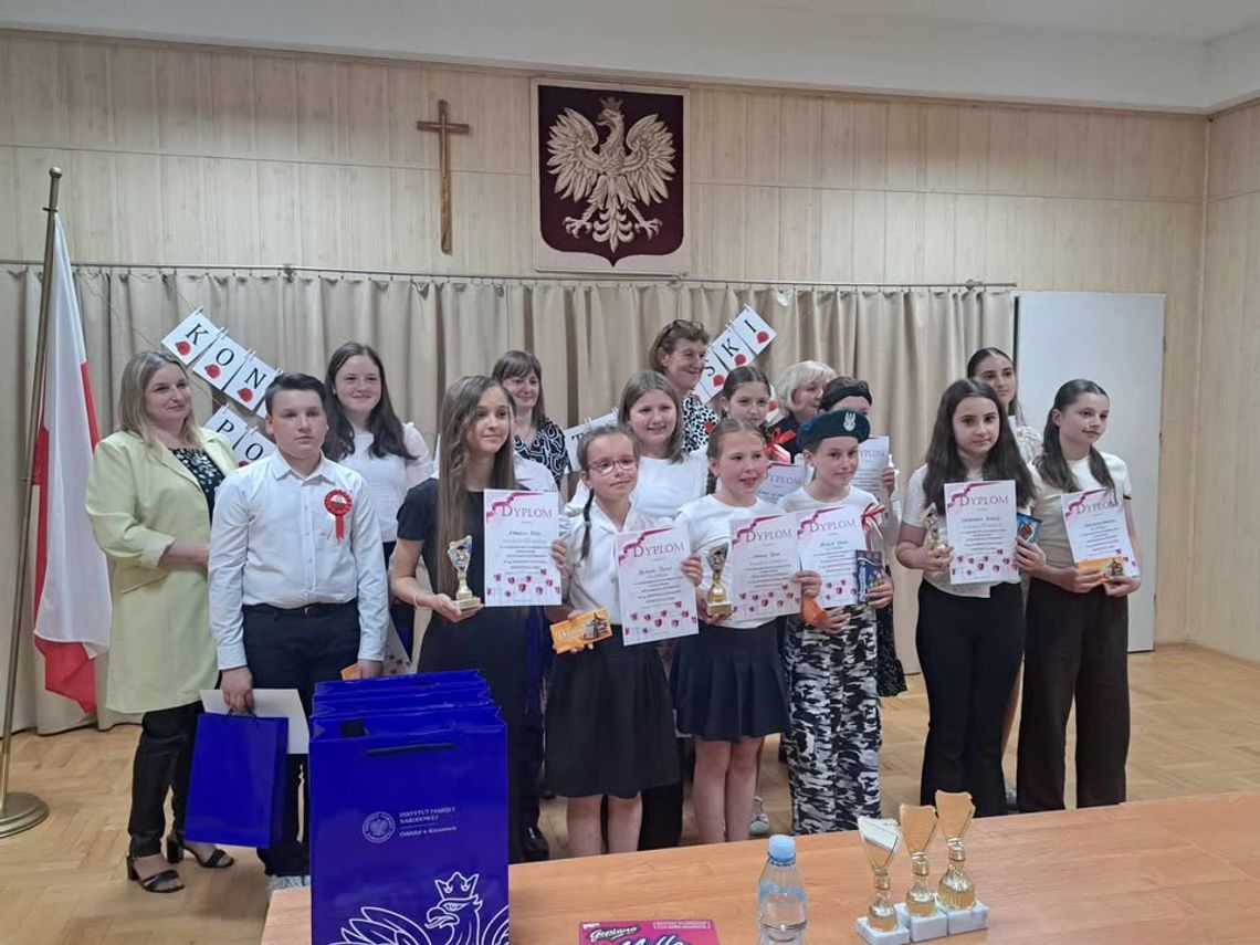 "Witaj Majowa Jutrzenko" rozbrzmiało w Raniżowie. Młodzi recytatorzy uczcili Konstytucję 3 Maja