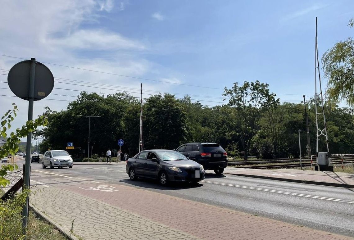 Wjechał na przejazd kolejowy mimo opuszczających się rogatek!