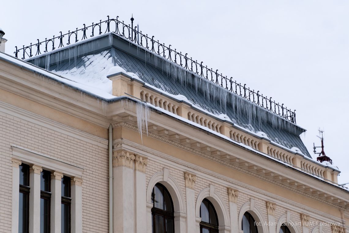 Rzeszowski Ratusz bije na alarm: usuńcie sople, zanim dojdzie do tragedii