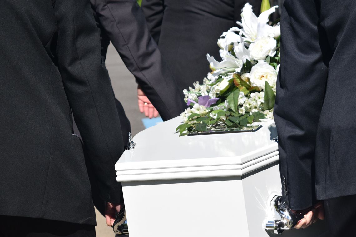 Wojna nekrologów na klatce schodowej. Dramatyczne kulisy pogrzebu w Stalowej Woli Wojna nekrologów na klatce schodowej. Dramatyczne kulisy pogrzebu w Stalowej Woli