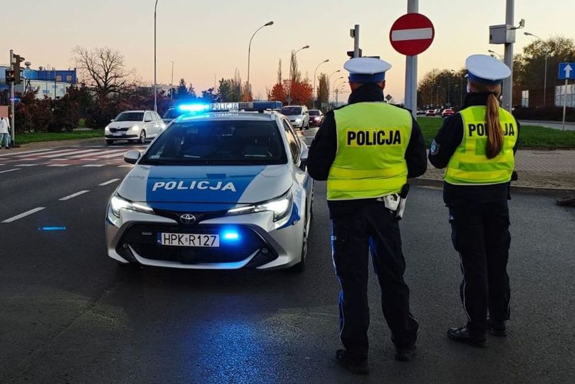 Wszystkich Świętych w Rzeszowie. Zmiany w ruchu drogowym i wzmożona obecność policji przy cmentarzach Wszystkich Świętych w Rzeszowie. Zmiany w ruchu drogowym i wzmożona obecność policji przy cmentarzach