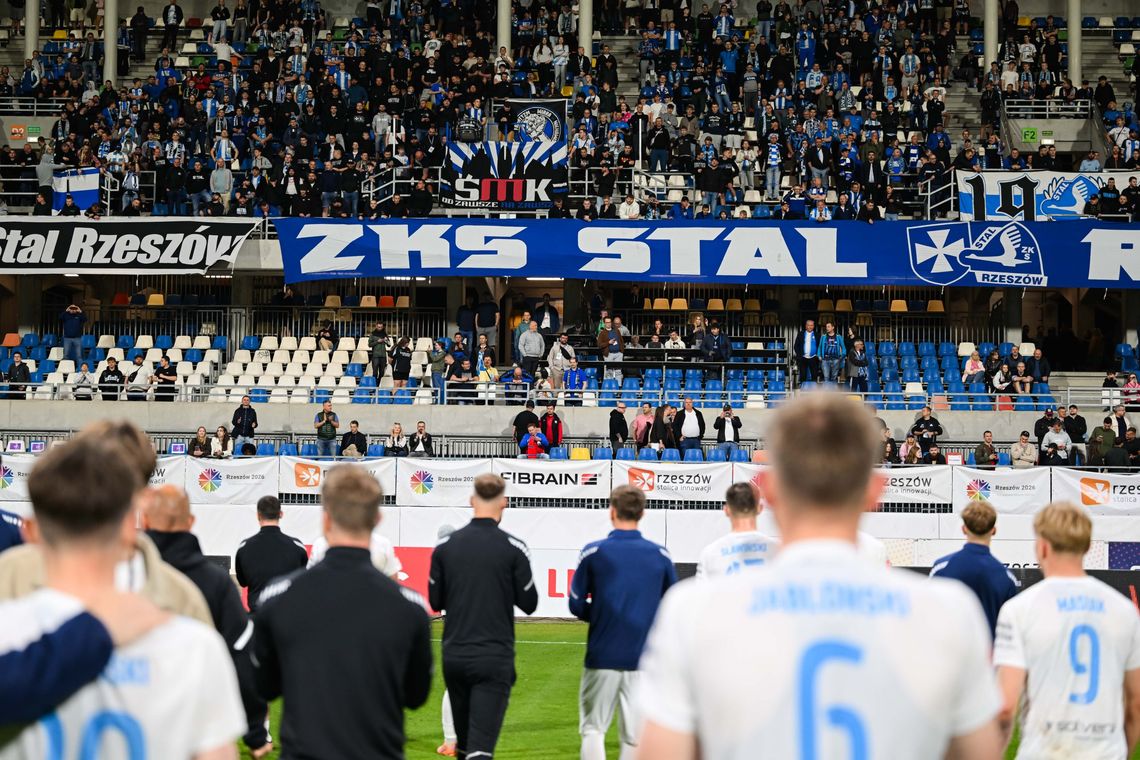 Wtargnął na murawę podczas meczu Stali Rzeszów z Wisłą Kraków. 50-latek z zarzutami