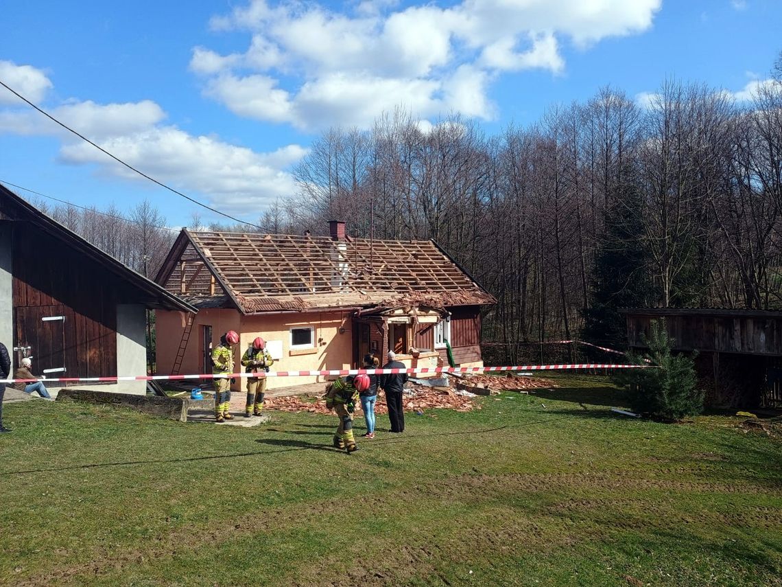 Wybuch gazu w domu jednorodzinnym. Dwóch mężczyzn zostało rannych