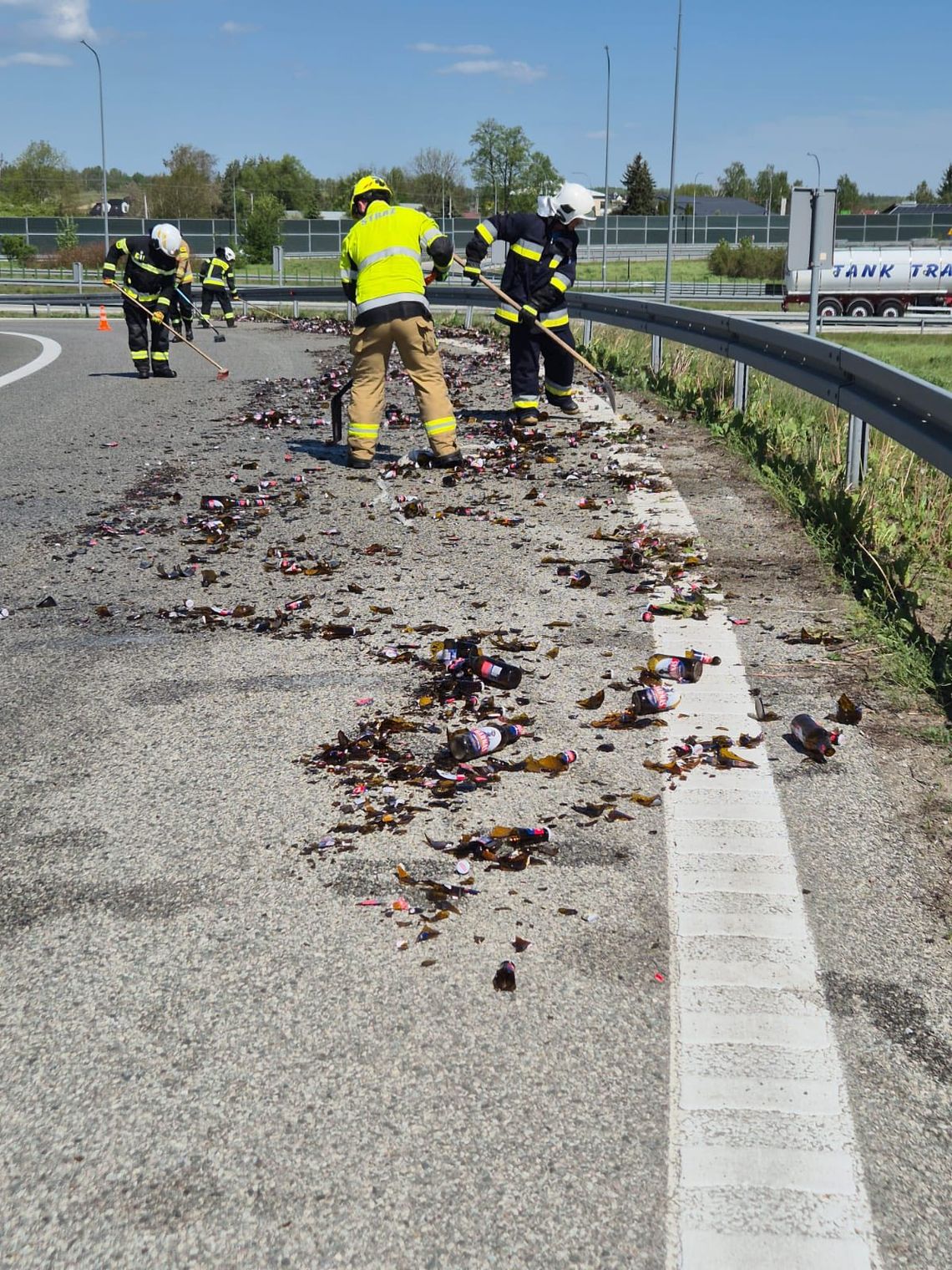Wylało się piwo i... blokowało wjazd na autostradę